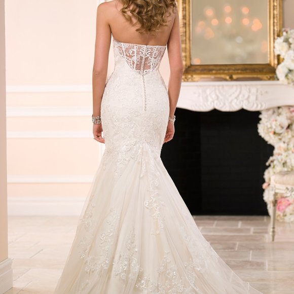 Brand new Stella York Fitted Lace Wedding Dress - Picture 2 of 4